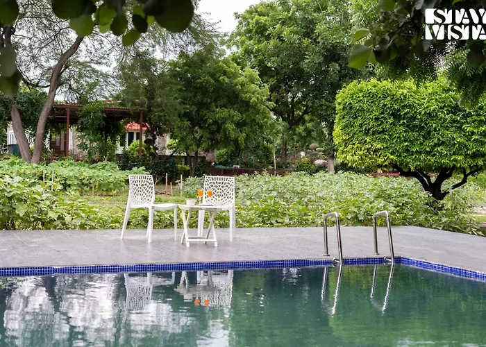 Stayvista's Glasshouse: Orchard Farmstay with Pool and Relaxation Gurgaon