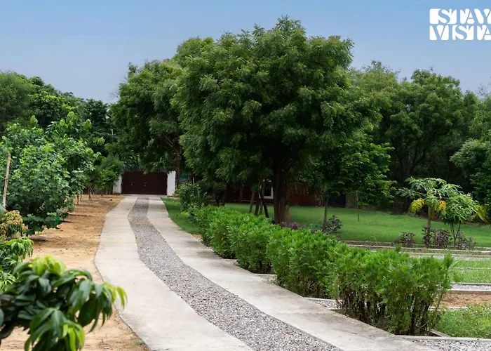 Stayvista's Glasshouse: Orchard Farmstay with Pool and Relaxation Gurgaon